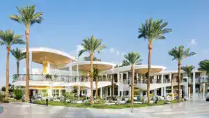 Hotel mit Palmen