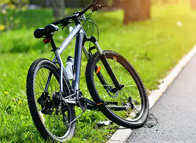 Schäden an geparktem Fahrrad durch Vandalismus