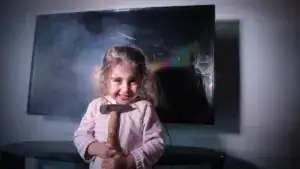 Kind hat einen Fernseher zerstört