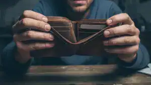 Ein Mann hät sein leeres Portemonnaie