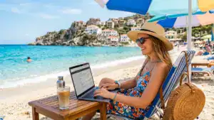Frau am Strand mit Laptop