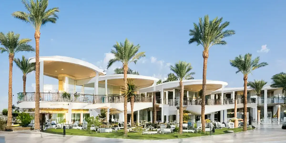 Hotel mit Palmen