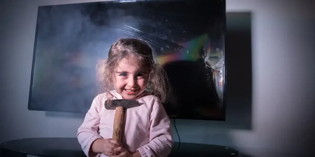 Kind hat einen Fernseher zerstört