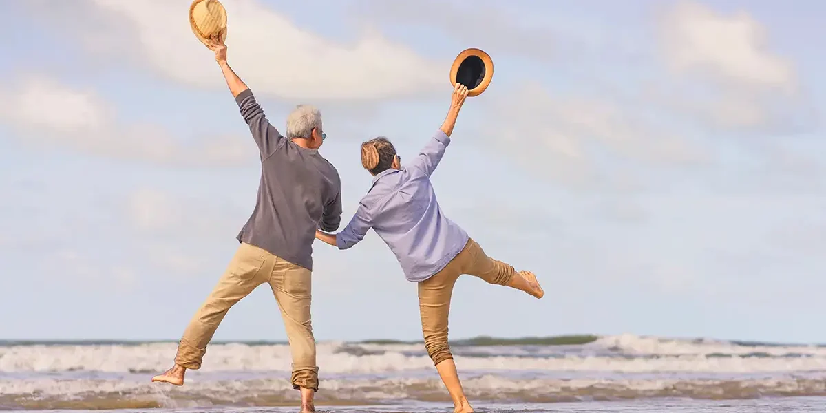 Glückliches Rentnerpaar im Urlaub am Meer