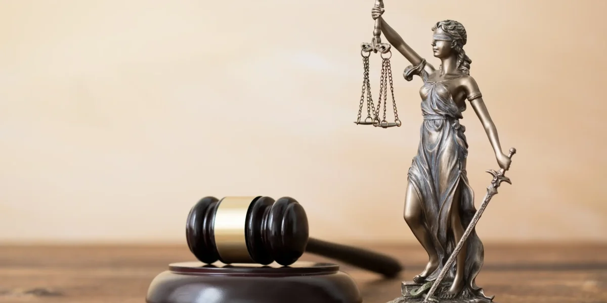 Justitia mit Richterhammer