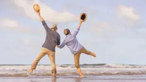 Glückliches Rentnerpaar im Urlaub am Meer