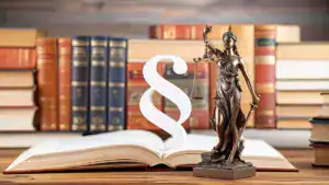 Justitia vor Büchern