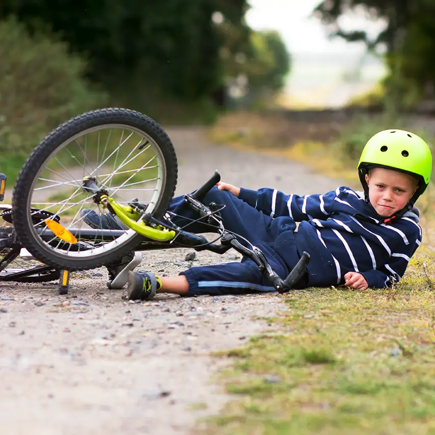 Kind hat einen Fahrradunfall