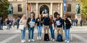 Studenten am ersten Tag vor der uni
